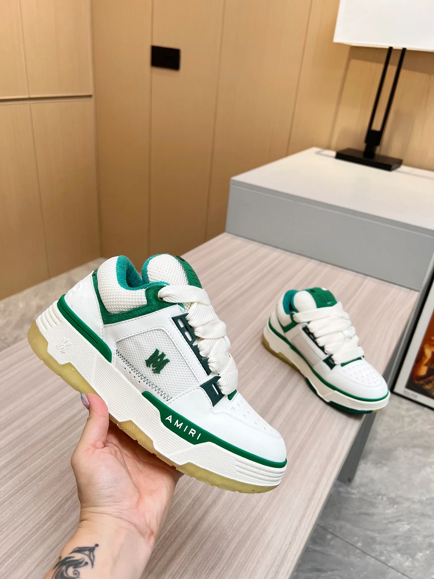 p620💰Men's shoes Amiri Emile's 2023 spring and summer new MA-1 bread shoes, couple models, casual sports shoes, sneakers Amiri gave up the rock punk style in the new season and used a large number of unsaturated colors, Morandi tones, whether you see or wear them, it will make people very happy. The large tongue of the bread shoes continues, shortens the length of the shoe body, thickens the midsole, and the toe part is more rounded. Amiri's brand letters and MA logo appear on the side of the shoe. Fabric: Original customized imported first-layer cowhide + mesh. Lining: Original customized breathable towel lining. Outsole. Foam combination material. Bottom thickness: 4CM. Size: Men's 39-45